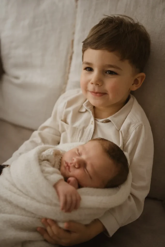BABYSHOOTING-MIT-GESCHWISTER-NATUERLICH-STUDIO-BERLIN