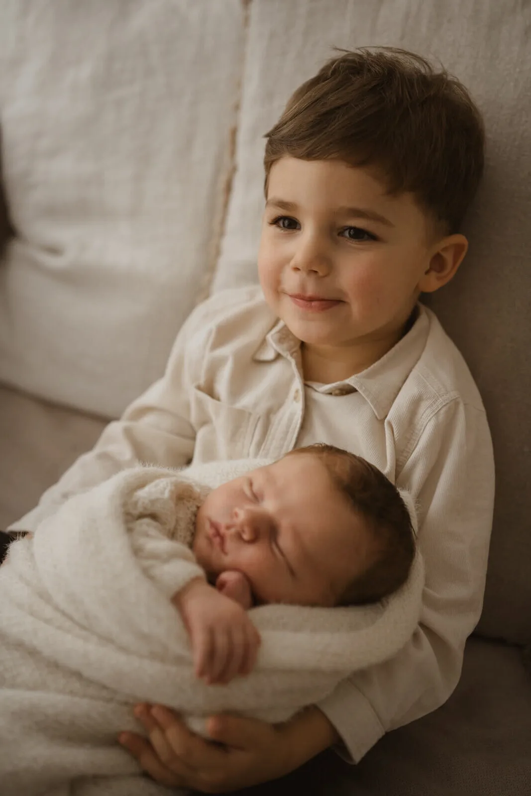 BABYSHOOTING-MIT-GESCHWISTER-NATUERLICH-STUDIO-BERLIN