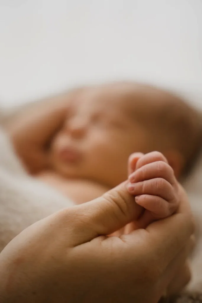 FAMILENSHOOTING-NEWBORNGESCHWISTER-STUDIO-BERLINFOTOGRAFIE-BERLIN-STUDIO