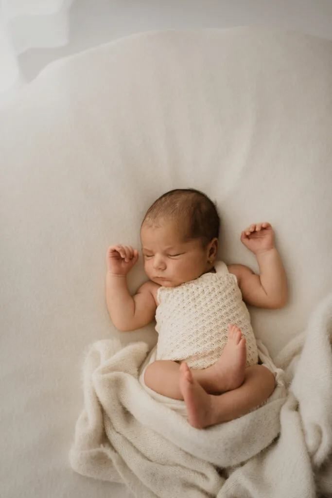 NEWBORNFOTOSHOOTING mit MAMA Studio-Berlin