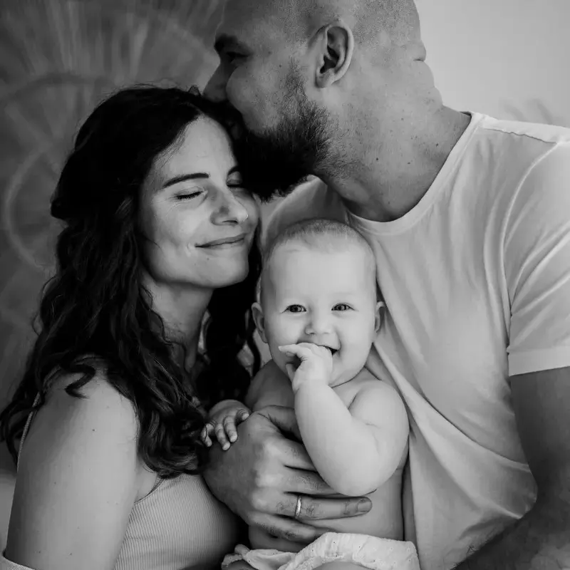 BABYFOTOSHOOTING BERLIN 6 12 Monate Mama Papa halten Baby SW KUNDENSTIMME 800x800