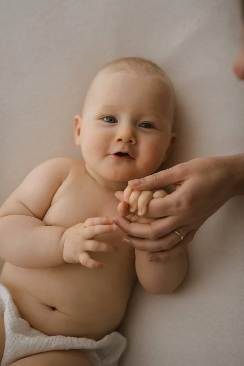 BABYFOTOSHOOTING BERLIN BABY HAND WIRD GEHALTEN 1200x800